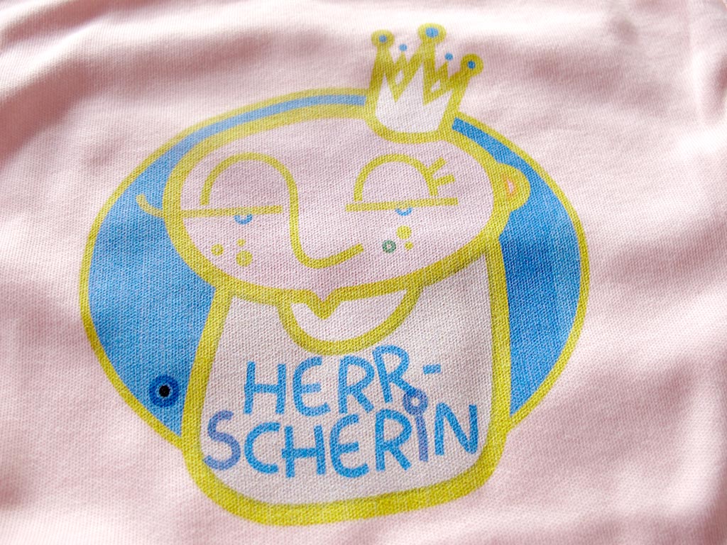 Die Zeichnung eines Babys mit Krone auf dem Kopf und der Aufschrift: „Herrscherin“