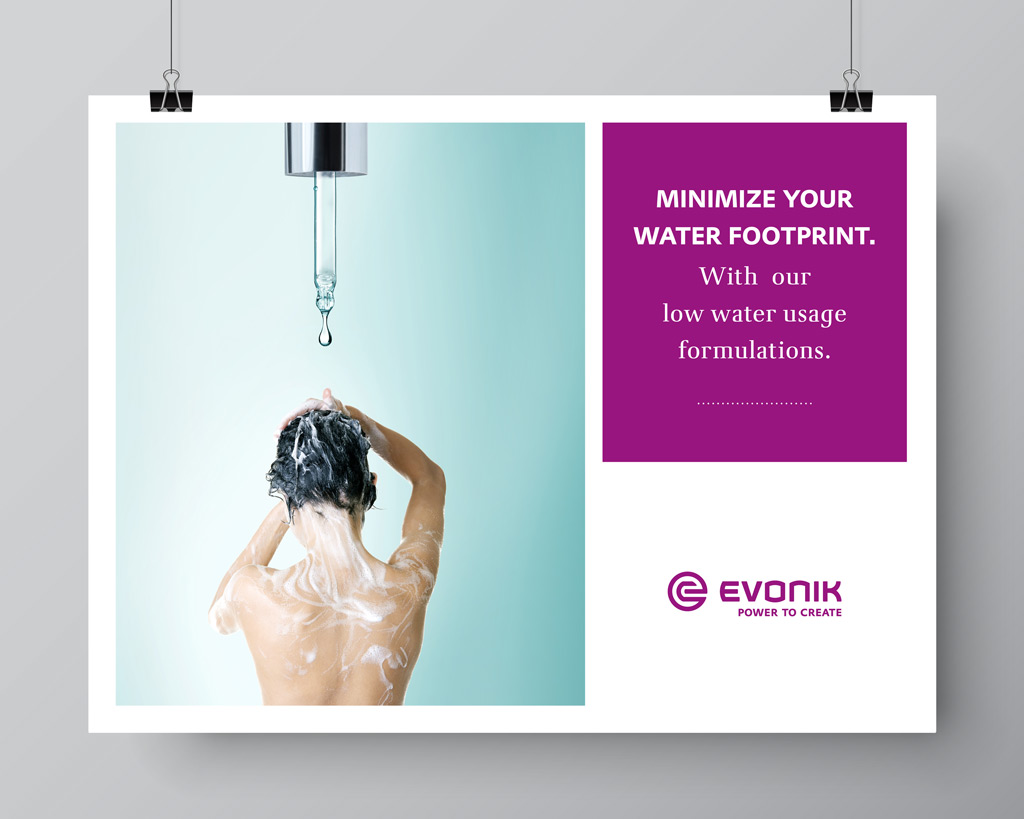 Eine Frau duscht: Ihre Dusche ist eine Pipette, aus der ein Tropfen tropft; Headline: „Minimize your water footprint“