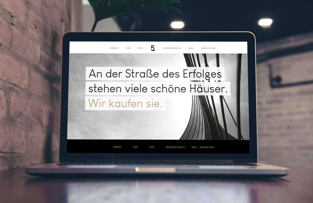 Headline von der Website von Five Quarters Real Estate: „An der Straße des Erfolges stehen viele schöne Häuser. Wir kaufen sie.“