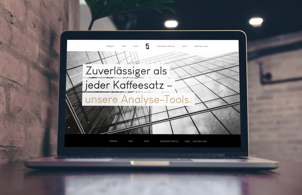 Headline von der Website von Five Quarters Real Estate: „Zuverlässiger als jeder Kaffeesatz – unsere Analysetools!“