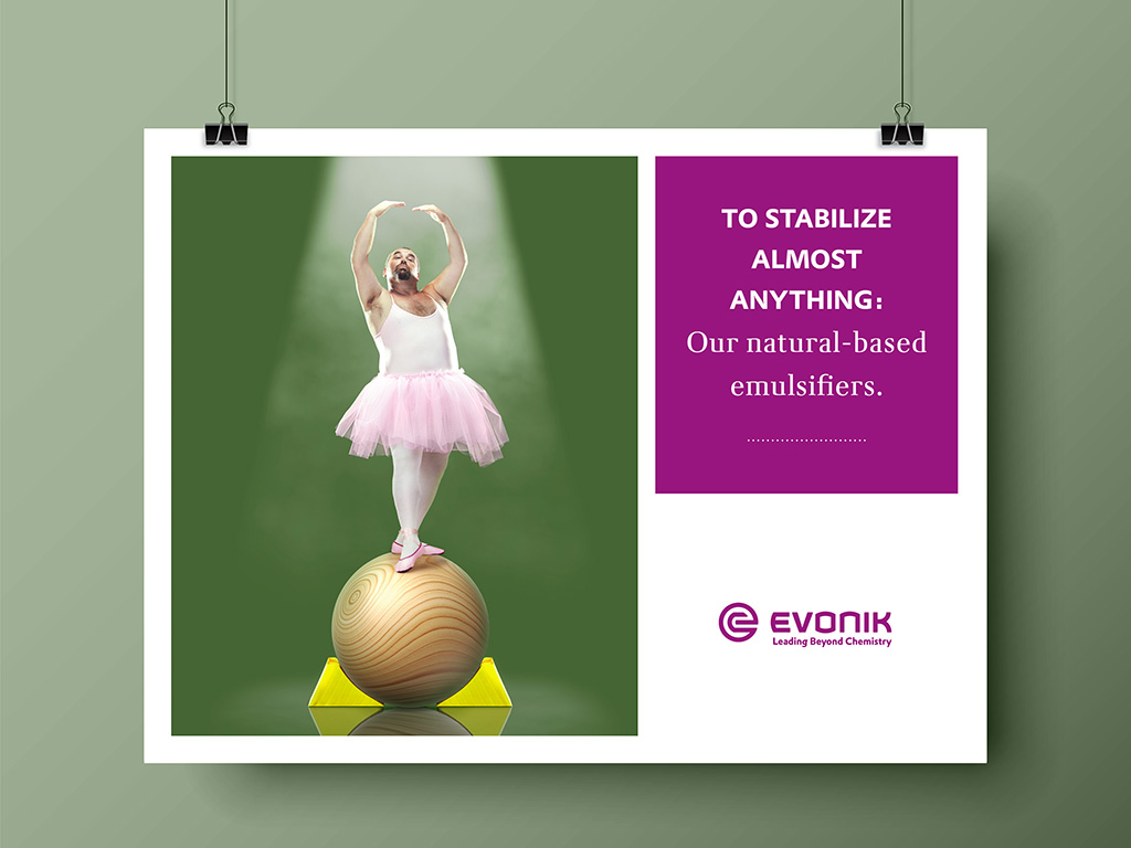 Eine männliche Ballerina balanciert auf einem Ball, der von zwei Unterlegkeilen gehalten wird; Headline: „To stabilize almost anything: Our natural-based emulsifiers.“