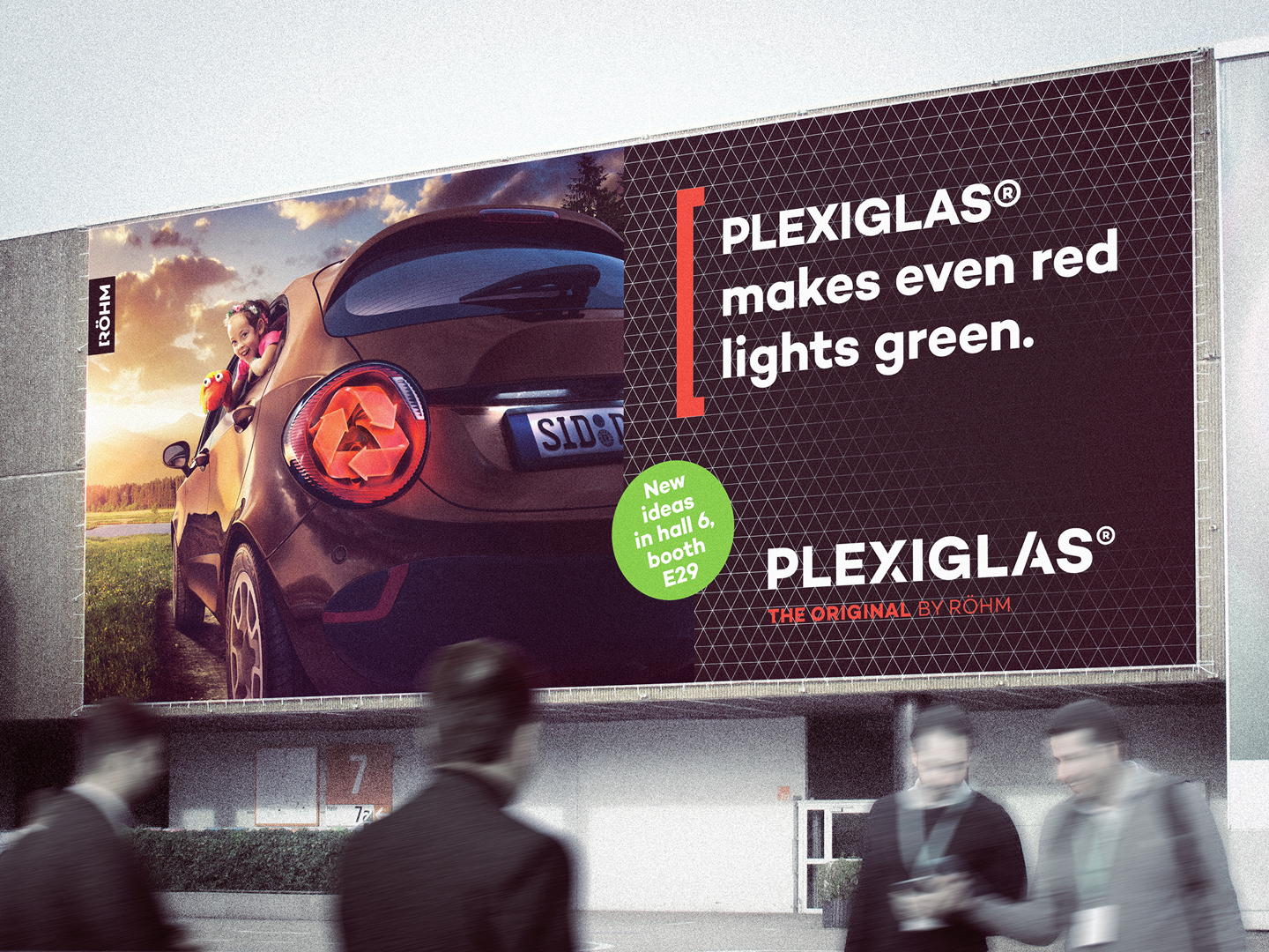 Plakat für PLEXIGLAS®: Ein Auto hat ein Recycling-Zeichen als Rückleuchte